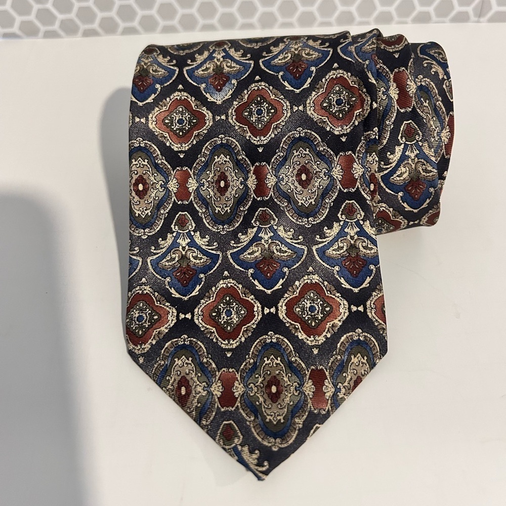 Bill Blass Men’s Pasley Tie